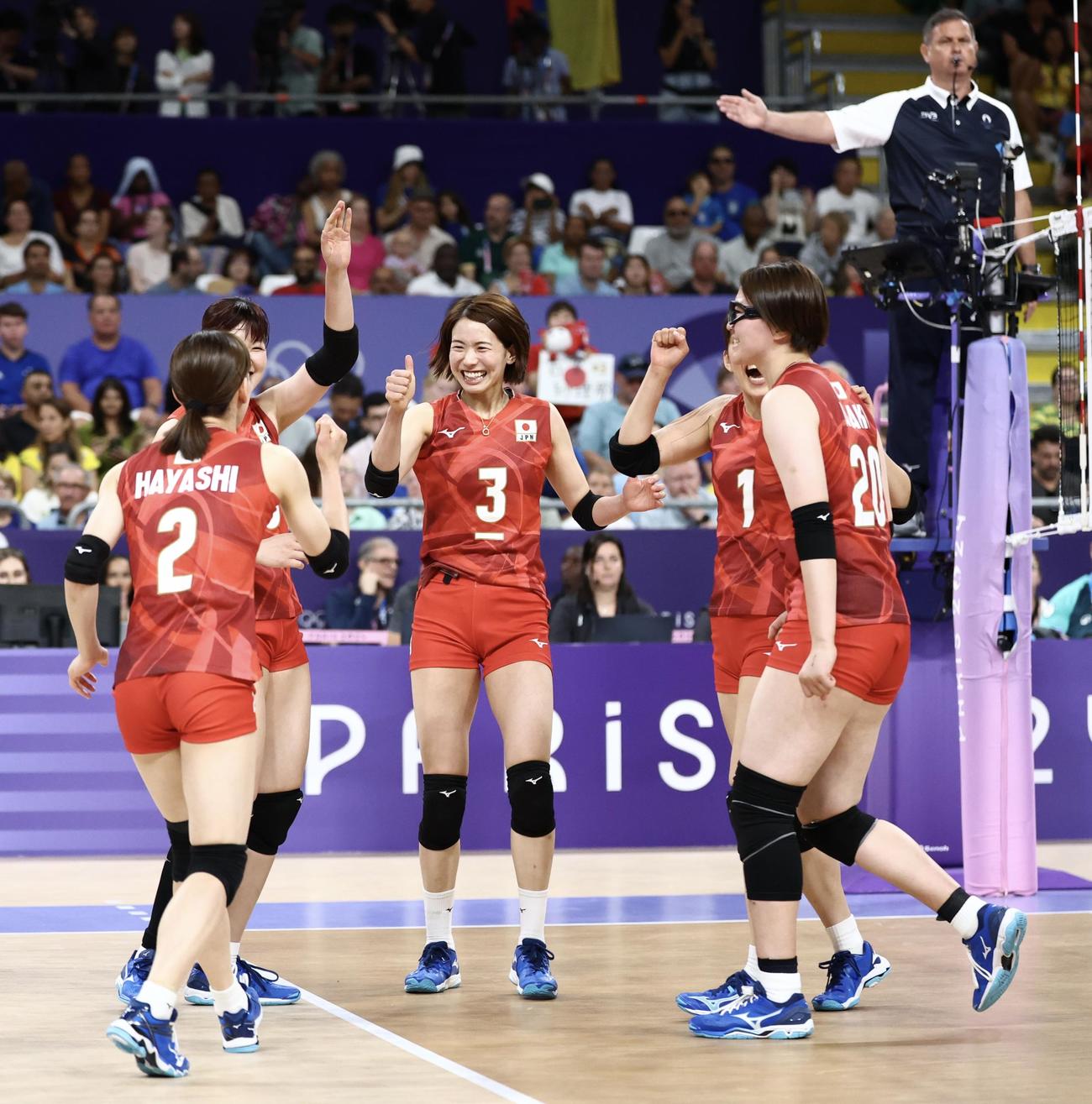 日本対ブラジル　第3セット、ポイントする日本代表（撮影・河田真司）