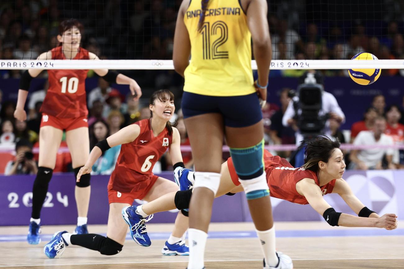 日本対ブラジル　第2セット、ボールに飛びつく和田（撮影・河田真司）