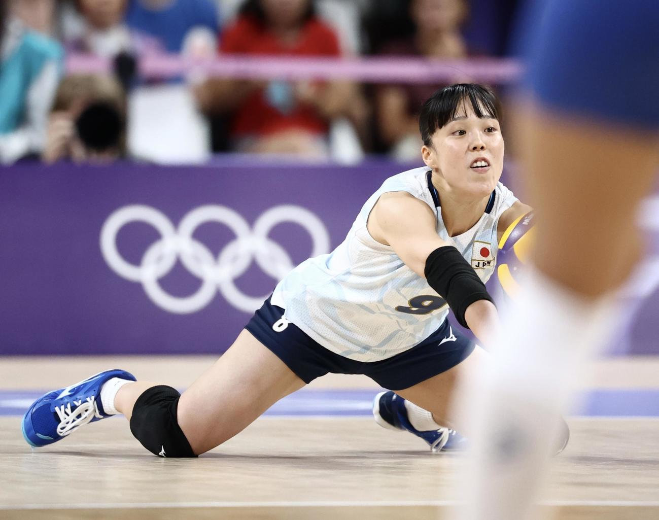 日本対ブラジル　第2セット、レシーブする田中（撮影・河田真司）