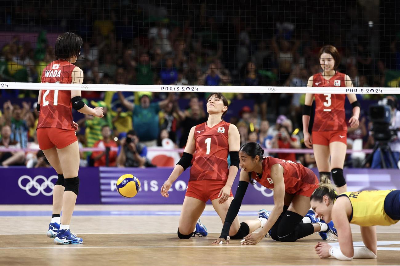 日本対ブラジル　第2セット、ポイントを許す日本代表（撮影・河田真司）
