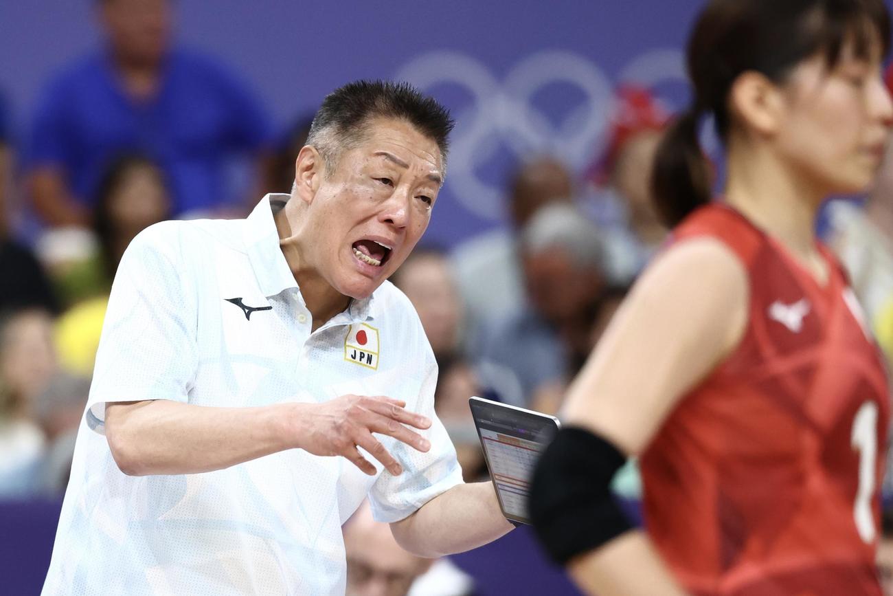 日本対ブラジル　険しい表情でげきを飛ばす真鍋監督（撮影・河田真司）