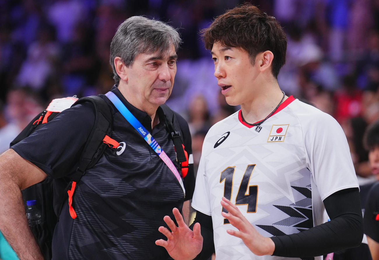日本対米国　試合後、言葉を交わす日本のブラン監督（左）と石川（撮影・垰建太）
