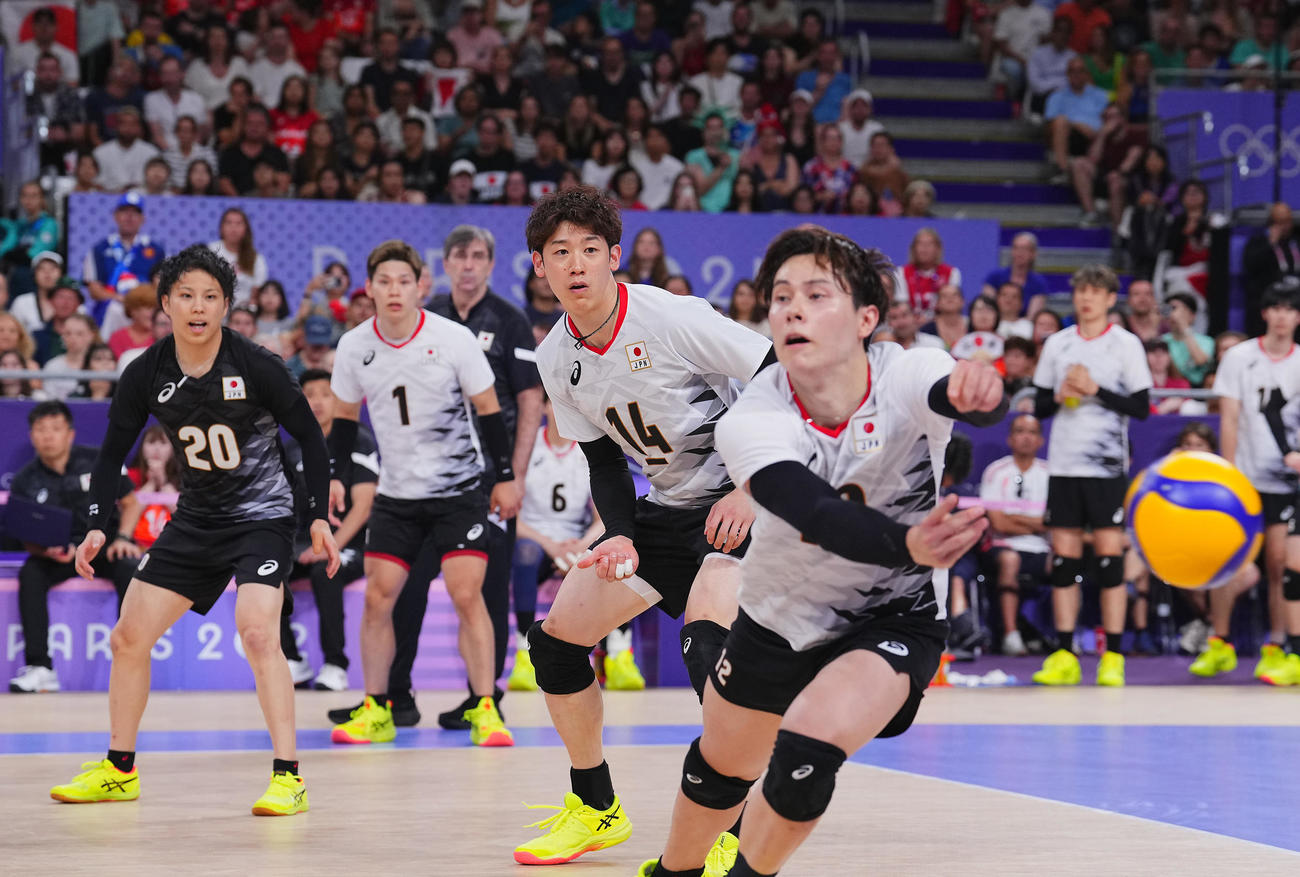 日本対米国　第2セット、サービスエースを決められる石川（中央）ら日本（撮影・垰建太）