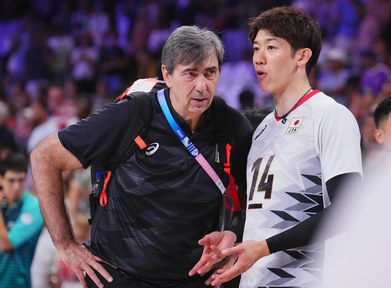 8月2日、米国戦で試合後、言葉を交わす日本のブラン監督（左）と石川