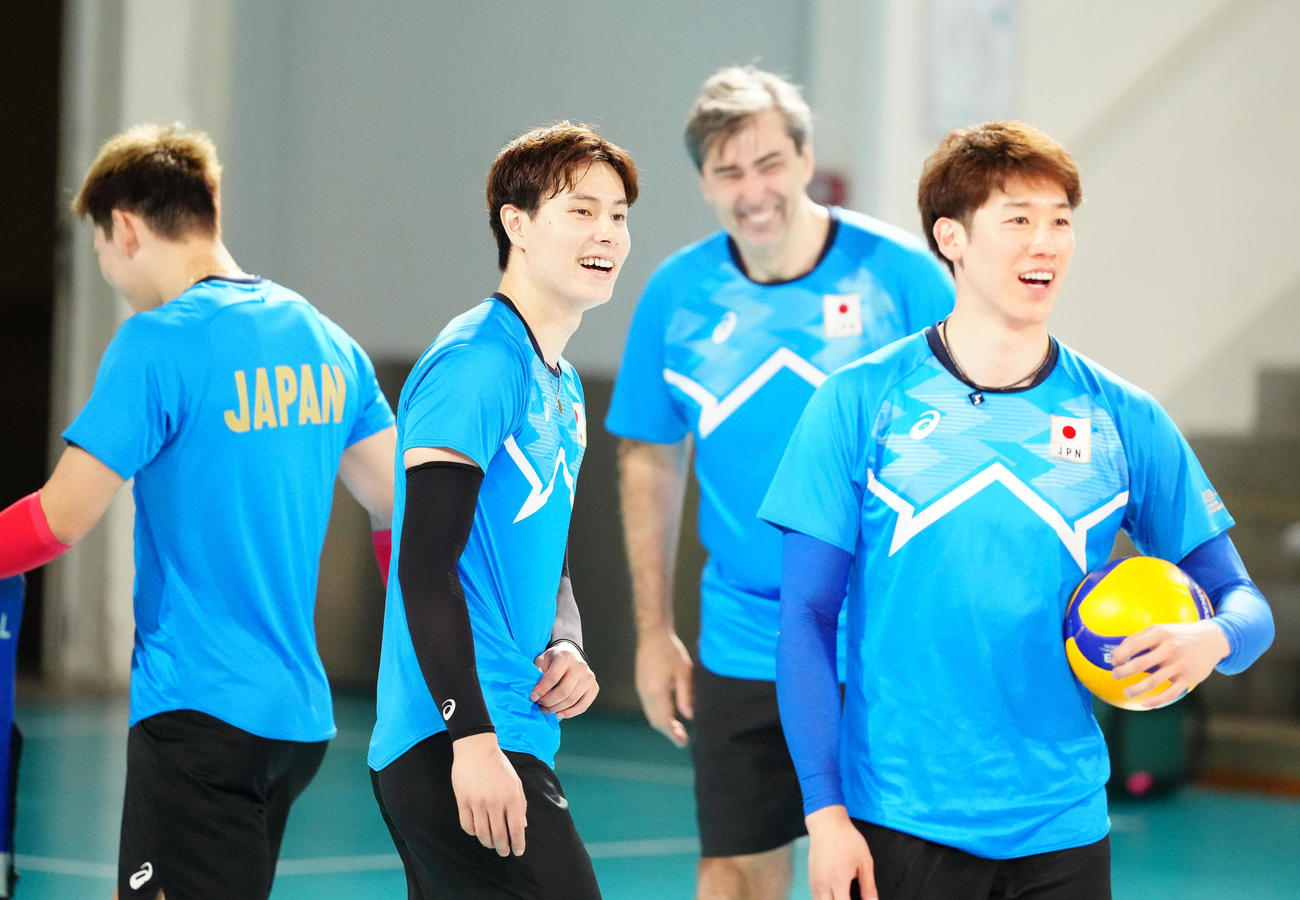 7月25日、練習に臨む高橋藍と石川。後方右はブラン監督