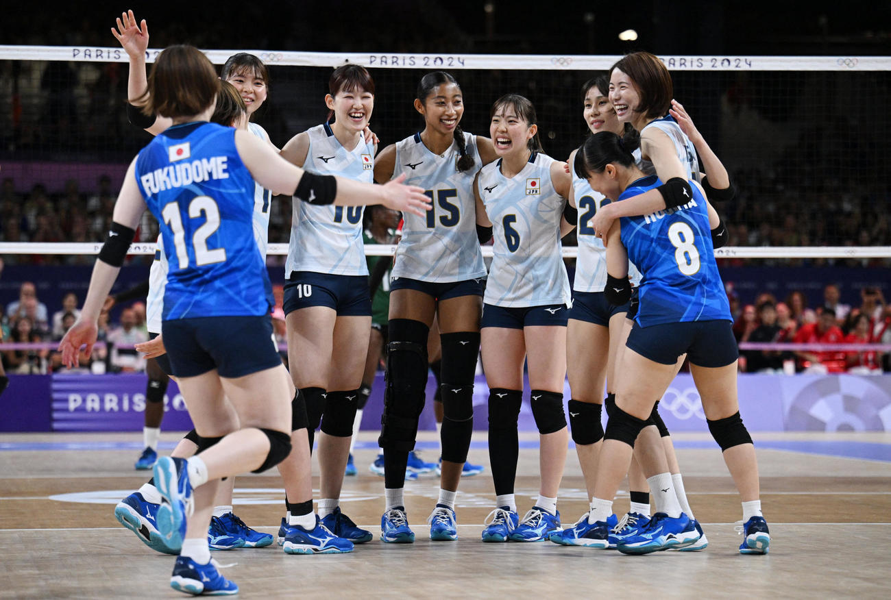 3日ケニア戦に勝利し、笑顔で円陣を作る日本代表の選手たち（ロイター）