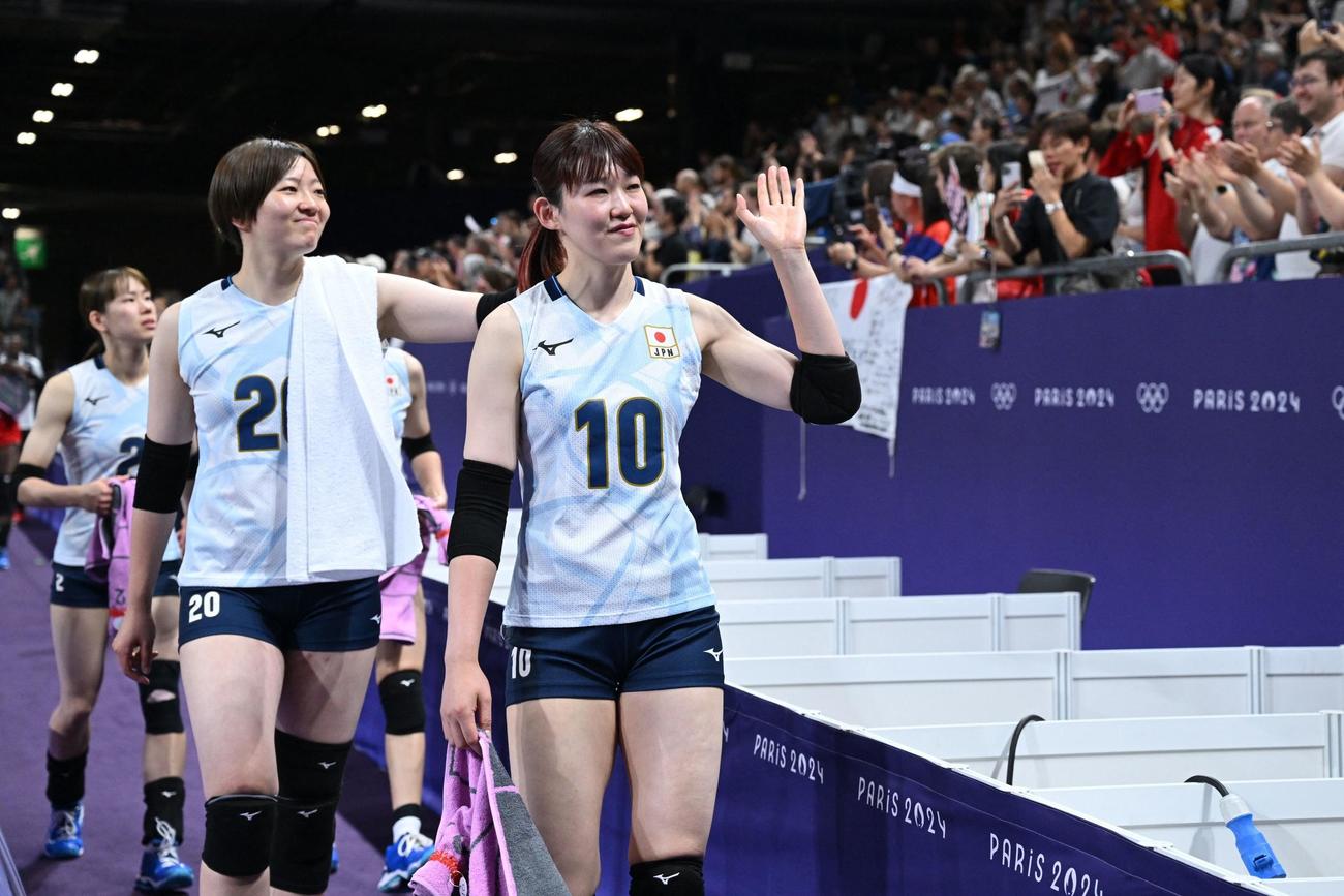 3日ケニア戦後、ファンに笑顔を見せながら引き揚げる荒木彩花（左）と井上愛里沙（ロイター）