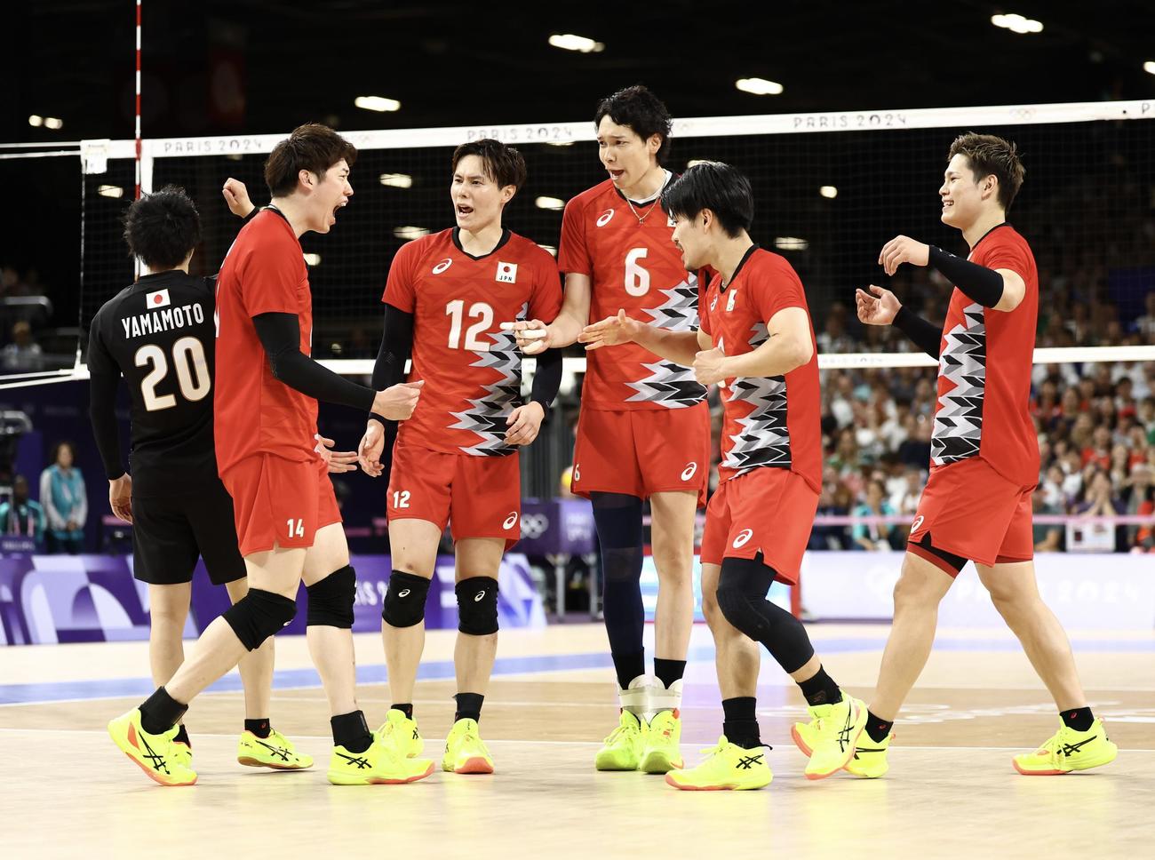 バレーボール男子準々決勝　日本対イタリア　第2S、ポイントする日本（撮影・河田真司）