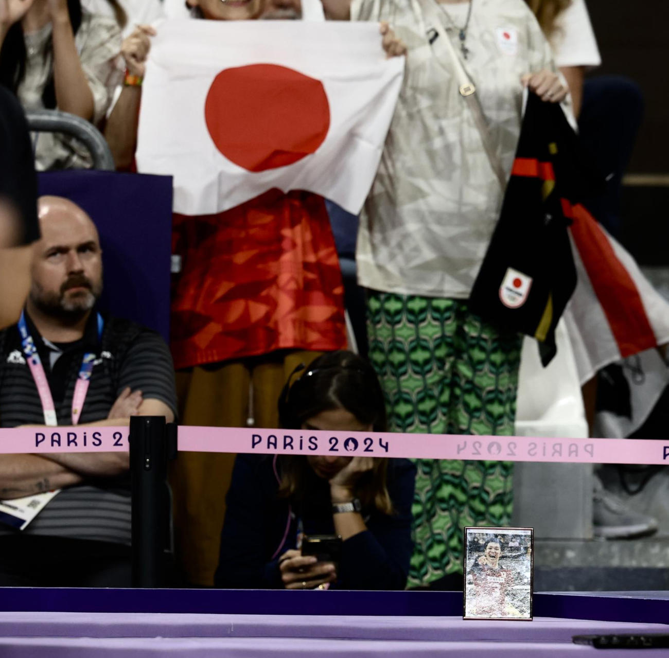 バレーボール男子準々決勝　日本対イタリア　日本ベンチには藤井さんの写真が置かれている（撮影・河田真司）