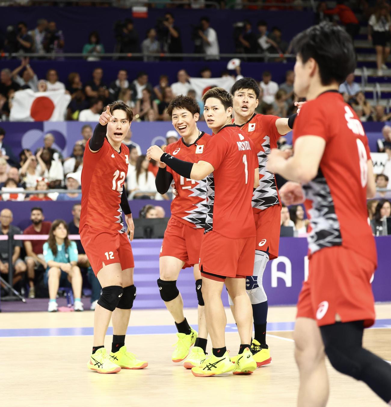 バレーボール男子準々決勝　日本対イタリア　第3S、ポイントする日本（撮影・河田真司）