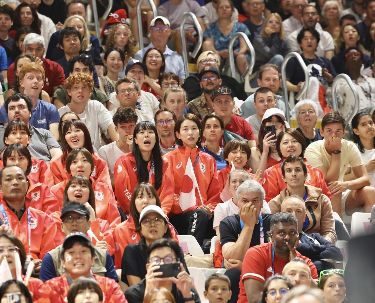 バレーボール男子準々決勝　日本対イタリア　日本対イタリア　応援する古賀（中央）ら女子日本代表（撮影・河田真司）