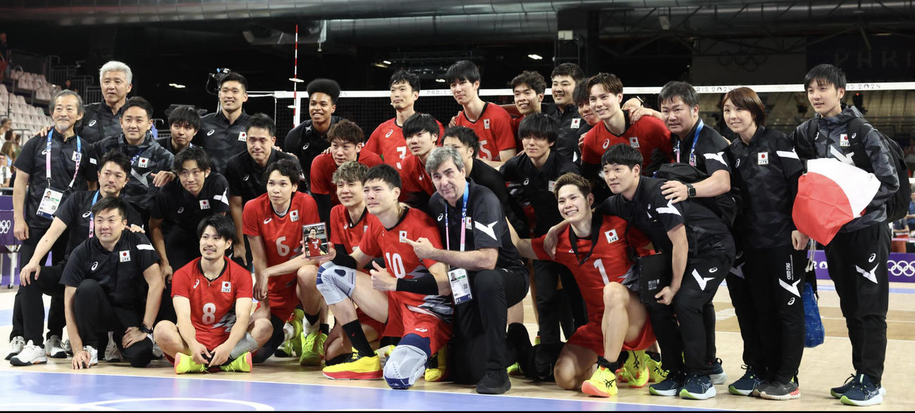 バレーボール男子準々決勝　試合後、写真に納まるバレーボール男子日本代表（撮影・河田真司）