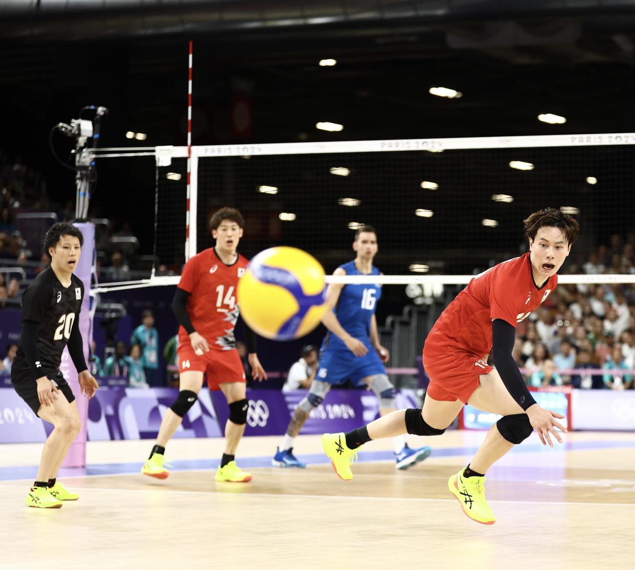 バレーボール男子準々決勝　日本対イタリア　第2S、ポイントを許す高橋藍（撮影・河田真司）