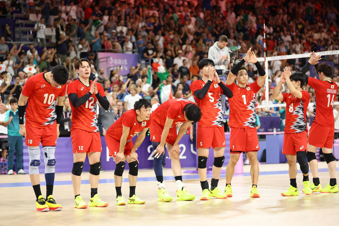 バレーボール男子準々決勝　イタリアに敗れ、あいさつする日本代表（撮影・河田真司）