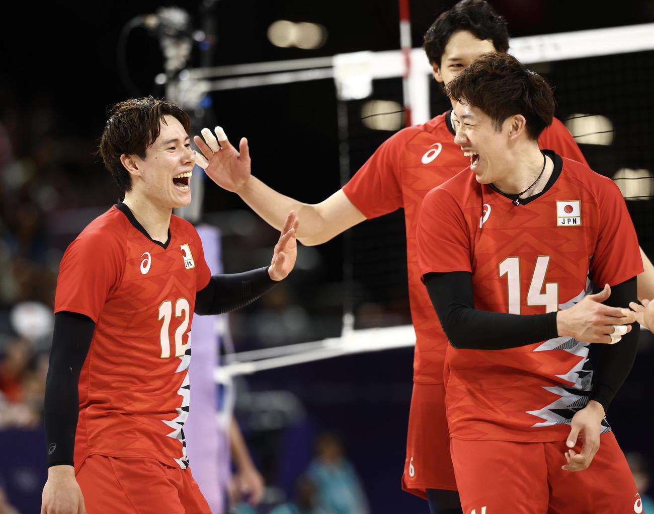 バレーボール男子準々決勝　日本対イタリア　第2S、ポイントし笑顔を見せる高橋藍（左）と石川（撮影・河田真司）
