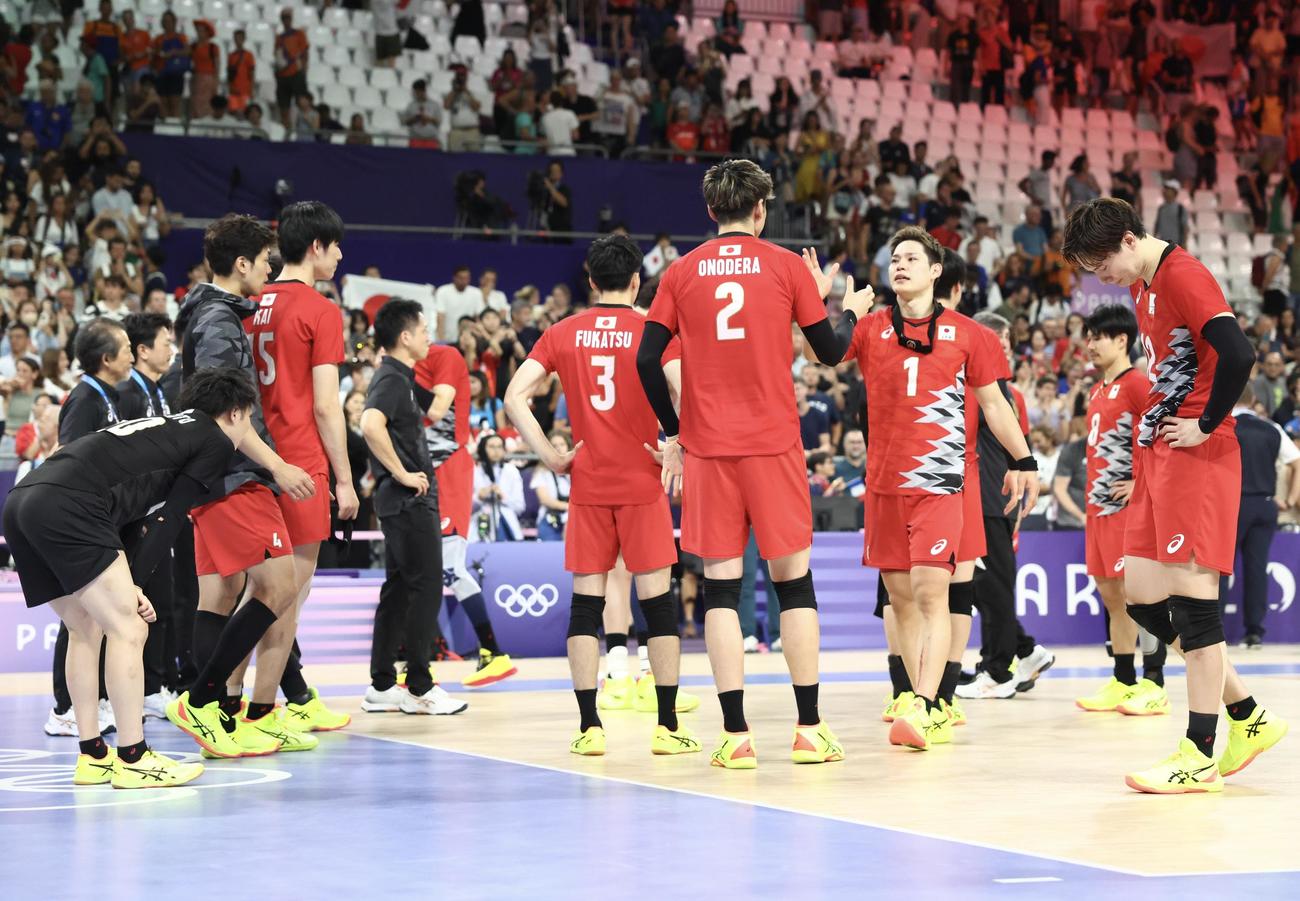 バレーボール男子準々決勝　イタリアに敗れ肩を落とす日本代表（撮影・河田真司）