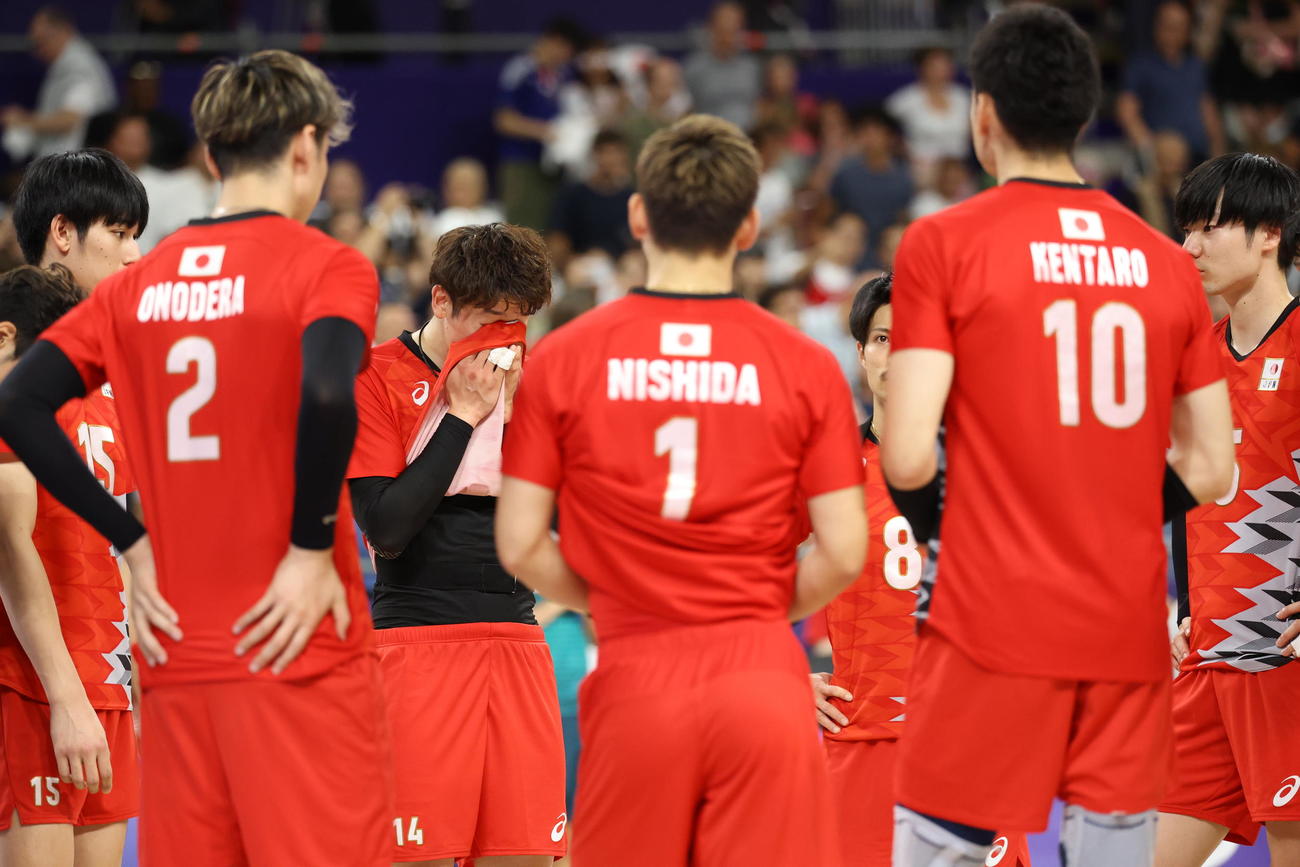 バレーボール男子準々決勝　イタリアに敗れ、円陣を組む日本代表（撮影・河田真司）
