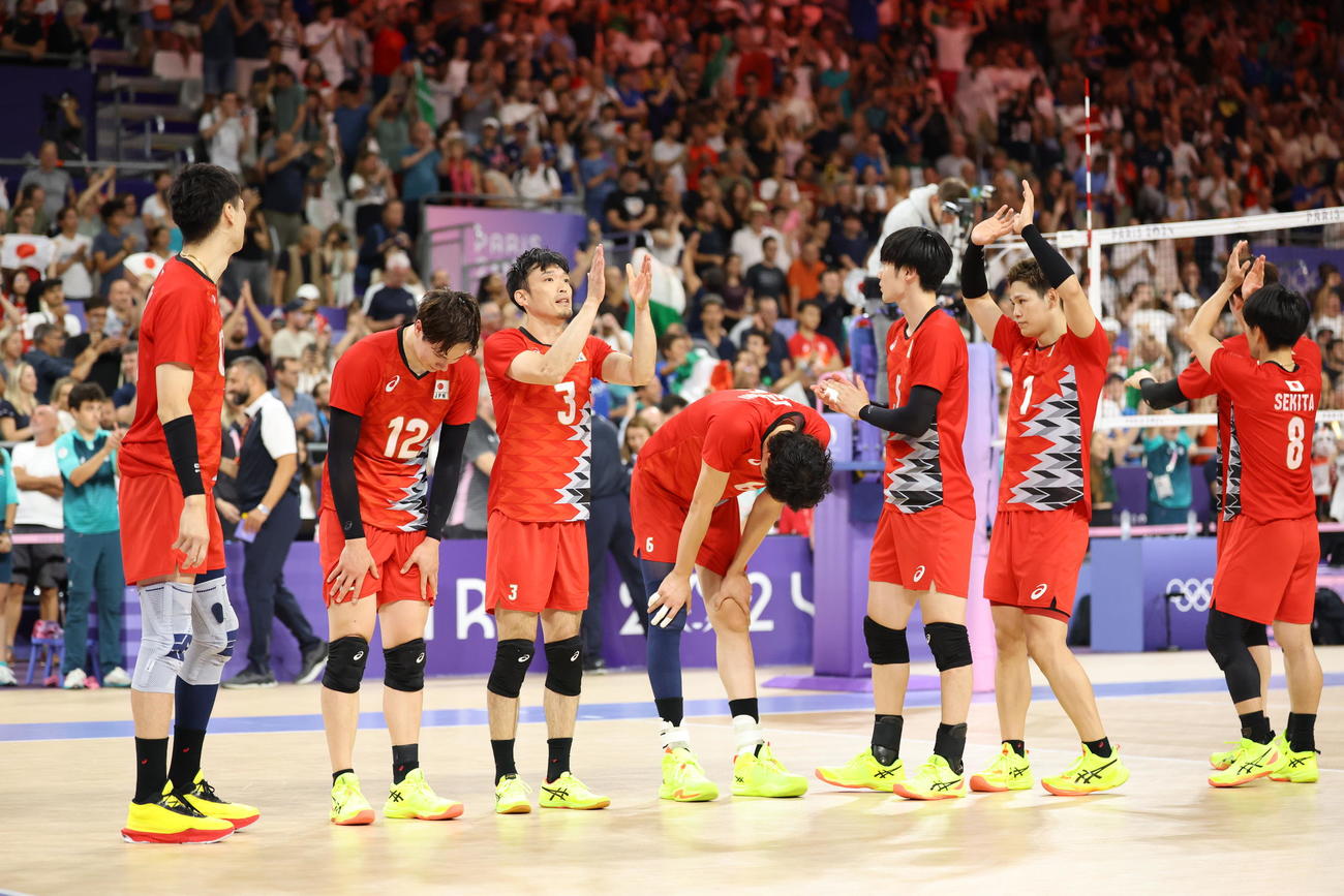 バレーボール男子準々決勝　イタリアに敗れあいさつする日本代表（撮影・河田真司）