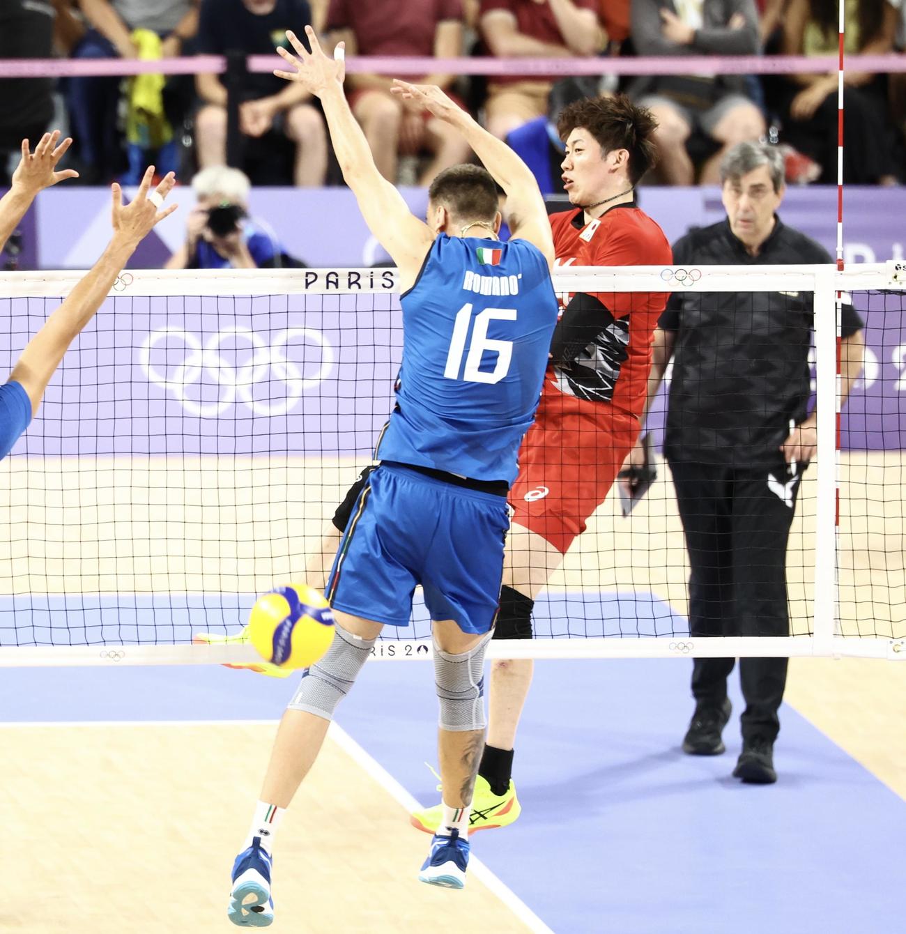 バレーボール男子準々決勝　日本対イタリア　第1S、スパイクを放つ石川（撮影・河田真司）
