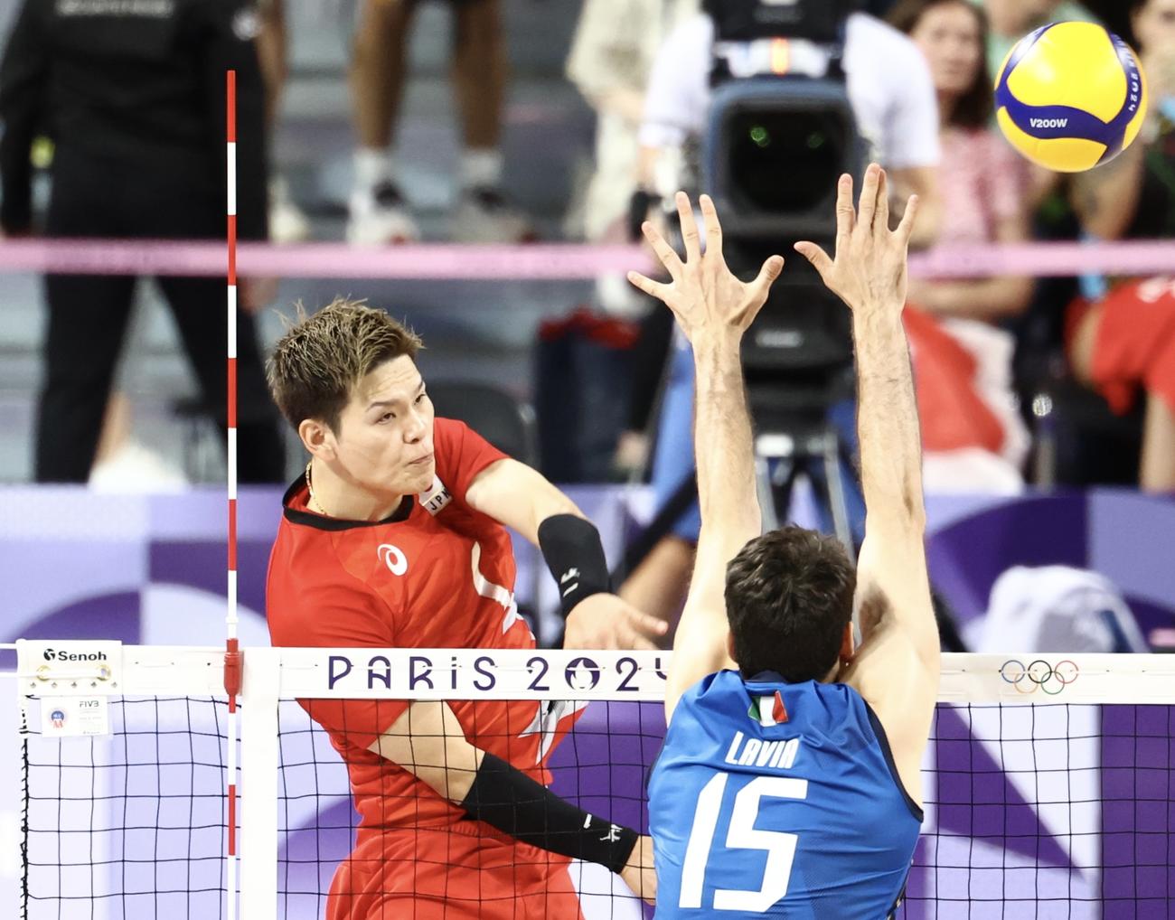 バレーボール男子準々決勝　日本対イタリア　第1S、攻める西田（撮影・河田真司）
