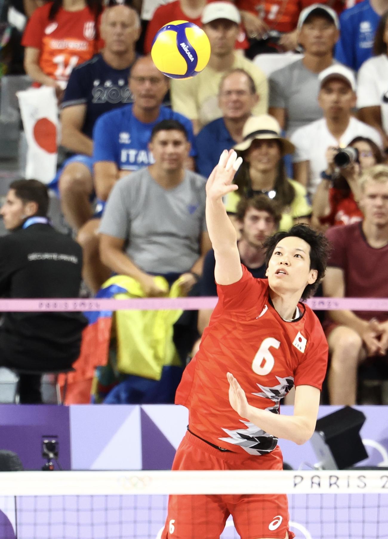 バレーボール男子準々決勝　日本対イタリア　第1S、サーブを放つ山内（撮影・河田真司）