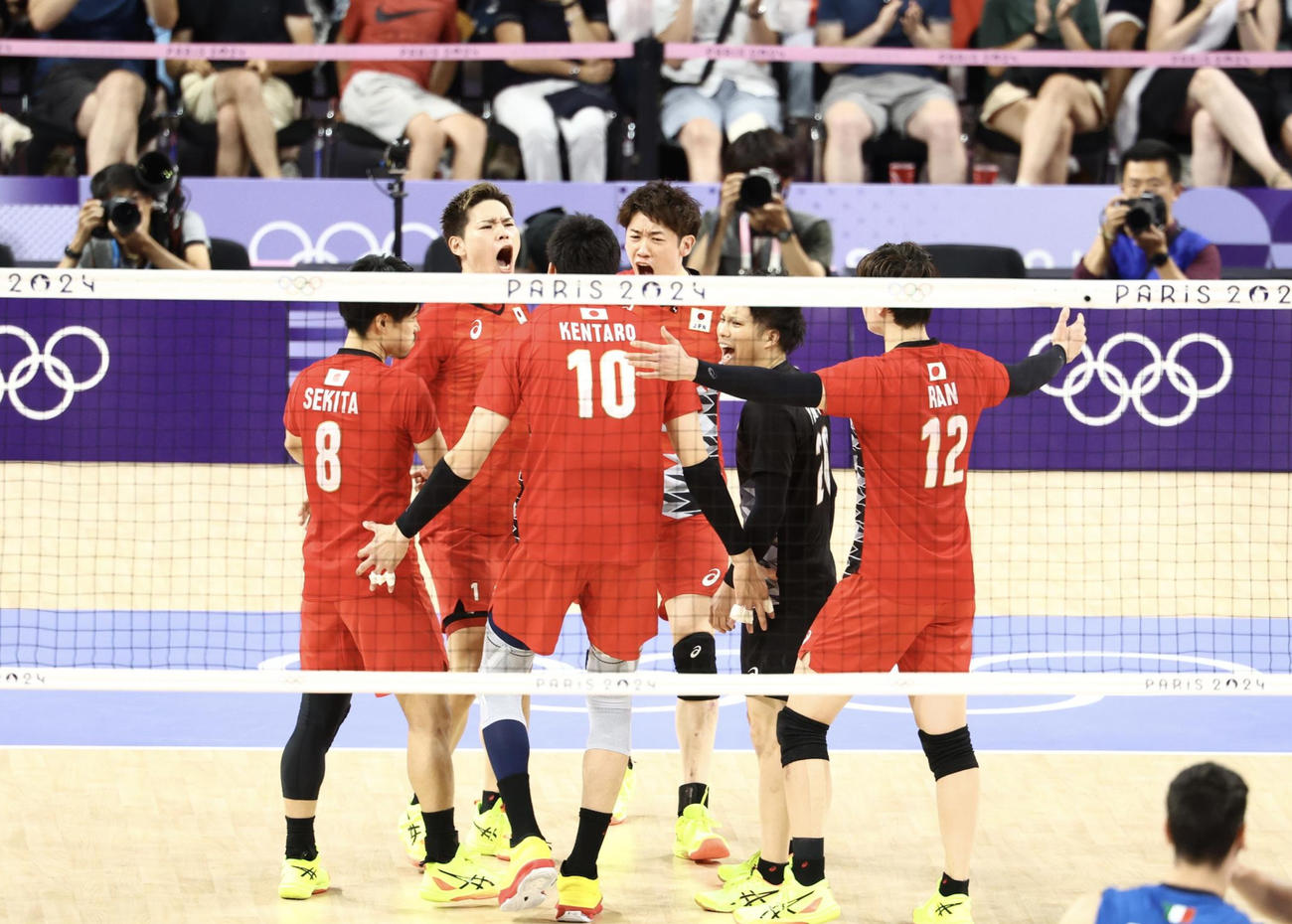 バレーボール男子準々決勝　日本対イタリア　第1S、ポイントし円陣を組む日本（撮影・河田真司）
