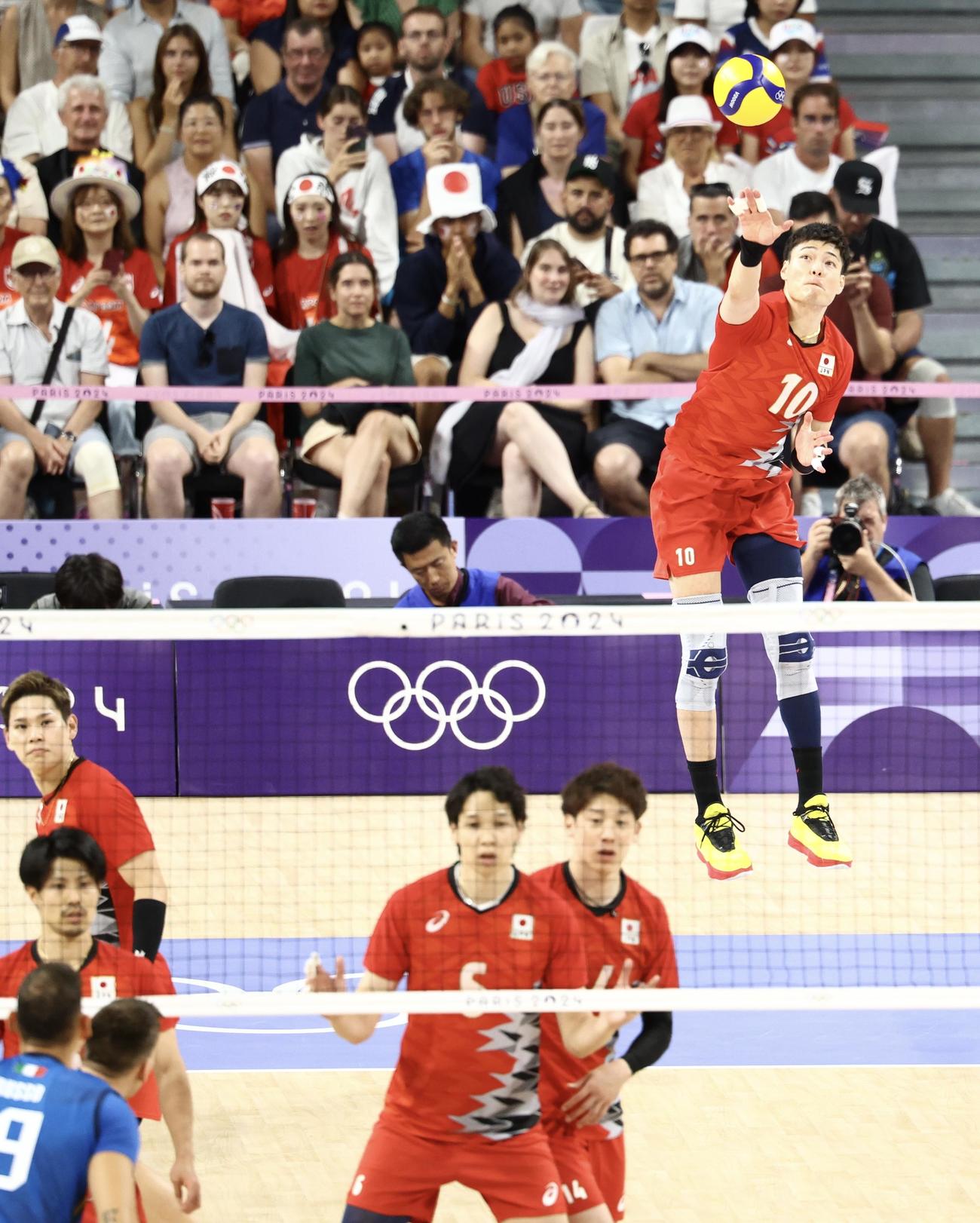 バレーボール男子準々決勝　日本対イタリア　第1S、サーブを放つ高橋健（撮影・河田真司）