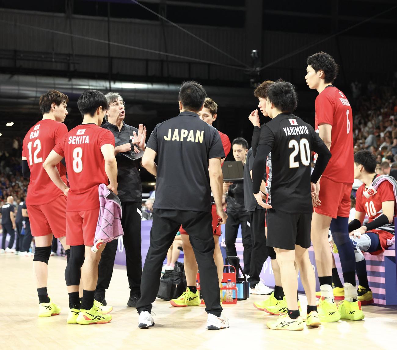 バレーボール男子準々決勝　日本対イタリア　第1Sを奪う日本（撮影・河田真司）