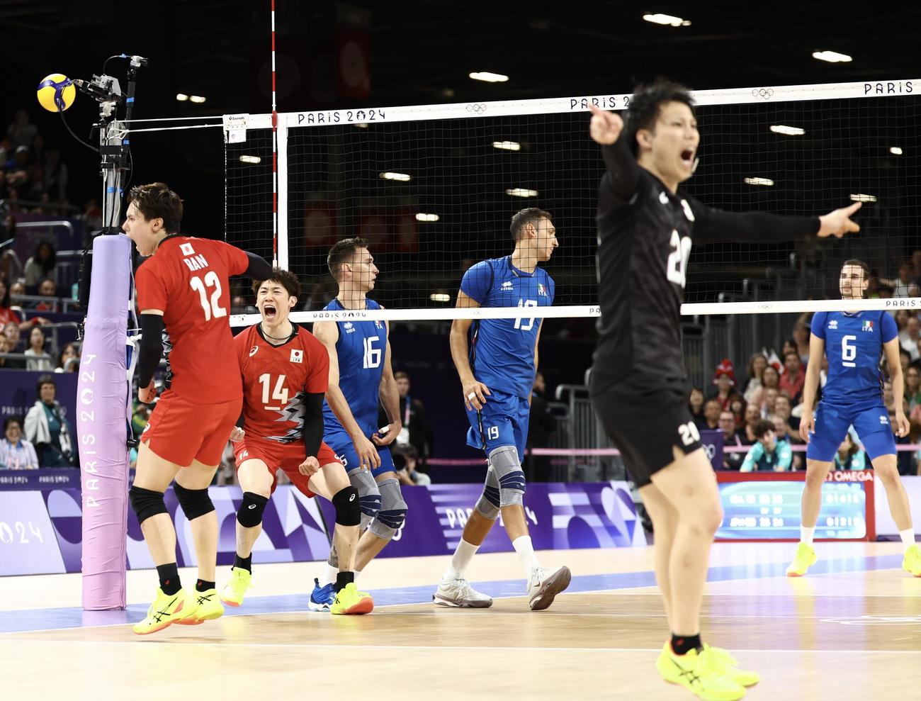 バレーボール男子準々決勝　日本対イタリア　第1、第2Sを連取する日本（撮影・河田真司）