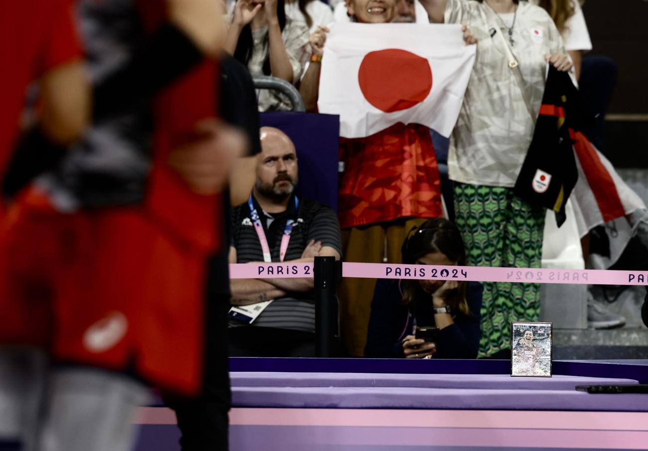 日本対イタリア　日本ベンチには藤井さんの写真が置かれている（撮影・河田真司）