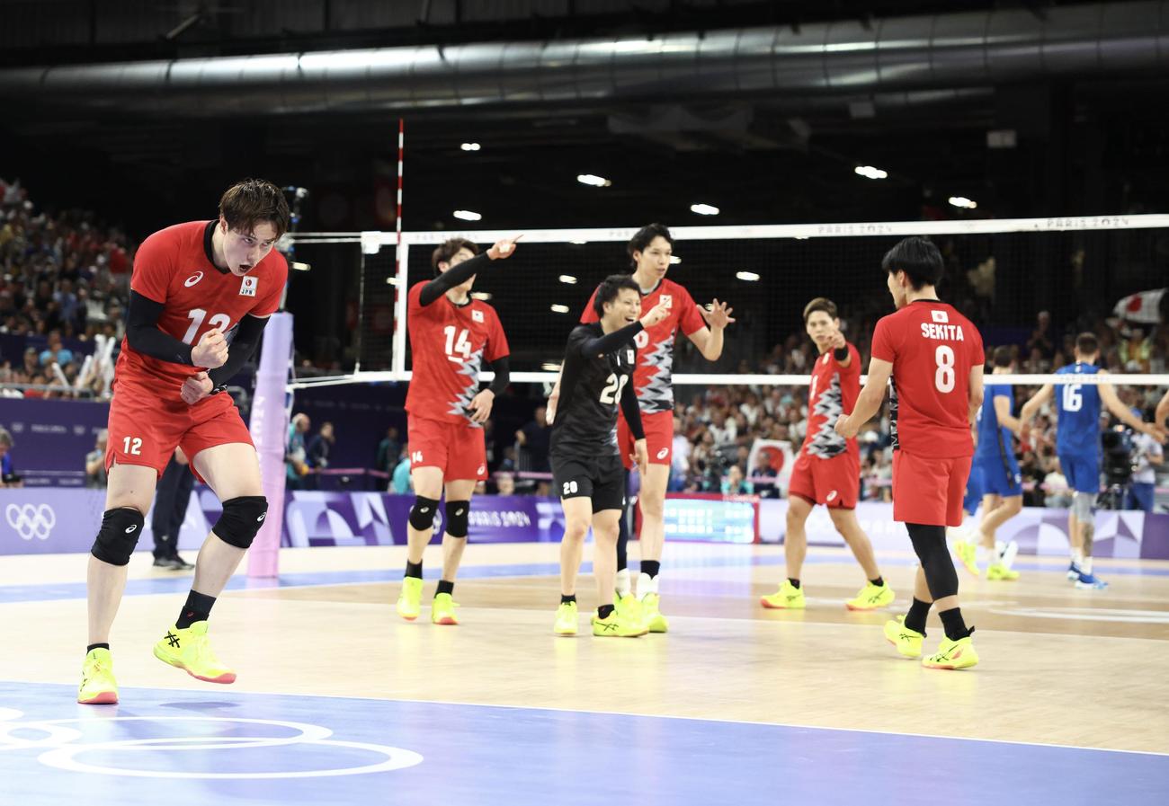 第4S、ポイントする高橋藍（左）ら日本代表（撮影・河田真司）