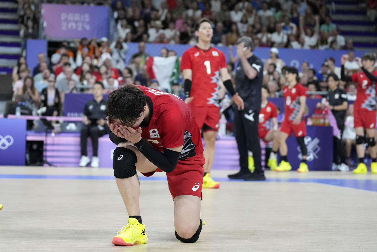 準々決勝敗退となり、コートに膝をついて泣き崩れる高橋藍（AP)