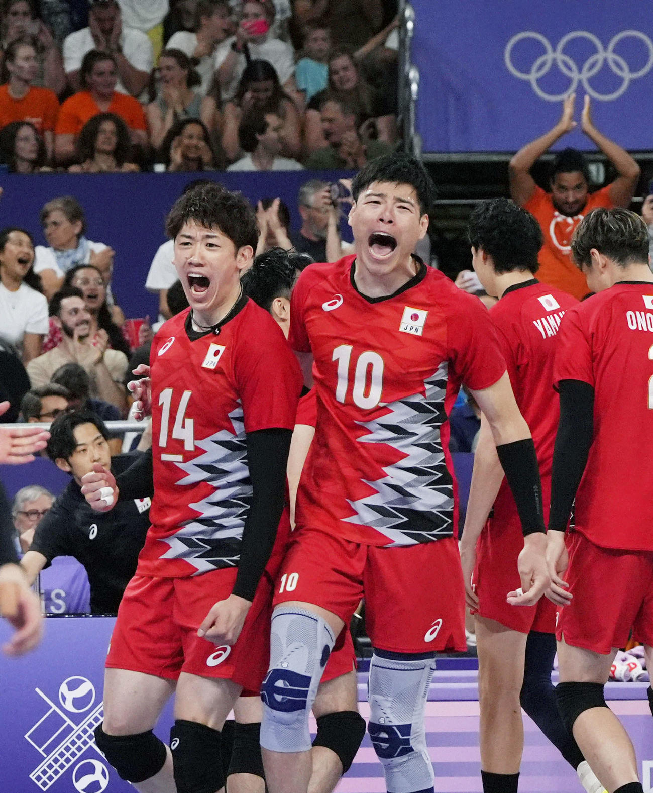 第3セット、得点を喜ぶ石川（左）と高橋健
