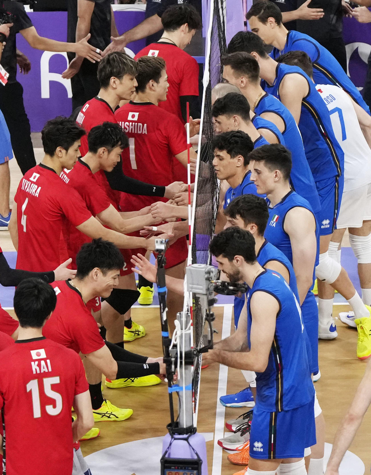 試合前、握手する両国の選手たち
