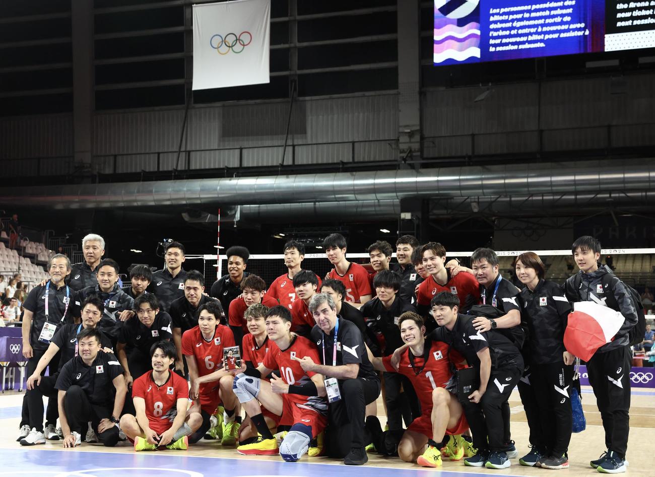 バレーボール男子準々決勝　試合後、写真に納まるバレーボール男子日本代表（撮影・河田真司）