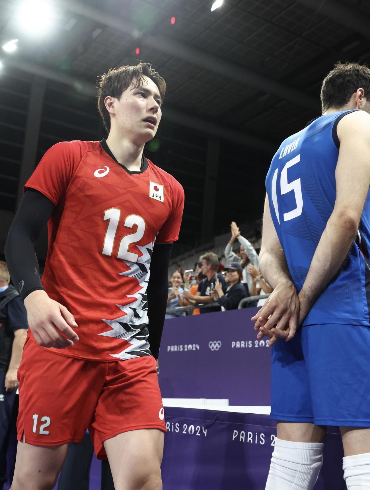 バレーボール男子準々決勝　イタリアにフルセットの末敗れ、悔しい表情で引き揚げるバレーボール男子日本代表（撮影・河田真司）