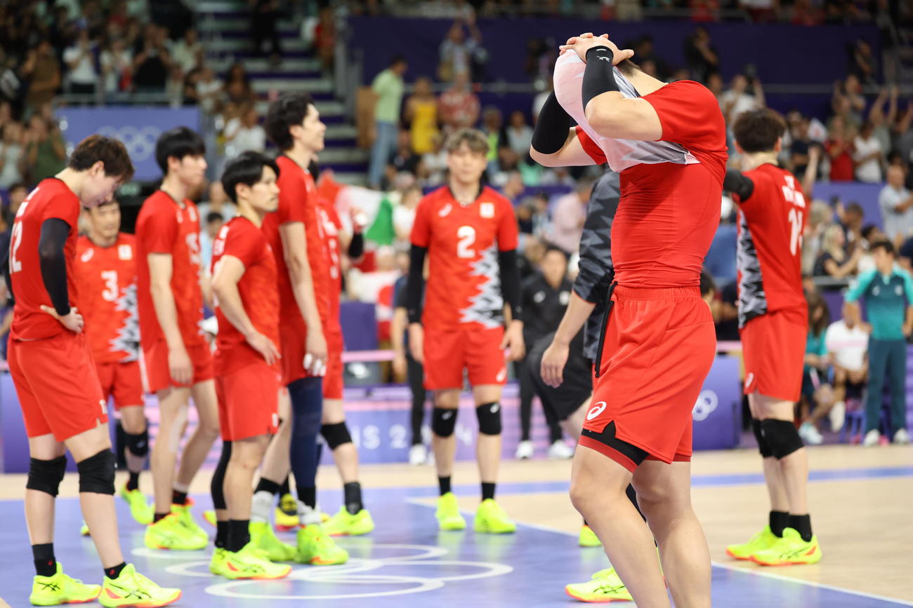 バレーボール男子準々決勝　イタリアにフルセットの末に敗れ、悔しがる西田（手前）らバレーボール男子日本代表（撮影・河田真司）