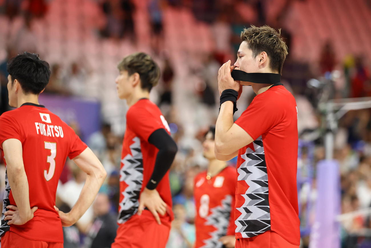 バレーボール男子準々決勝　フルセットの末イタリアに敗れ、肩を落とす西田（右）ら日本代表（撮影・河田真司）