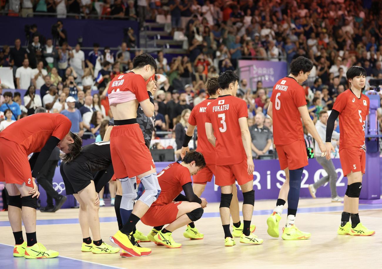 バレーボール男子準々決勝　フルセットの末イタリアに敗れ、肩を落とす日本代表（撮影・河田真司）