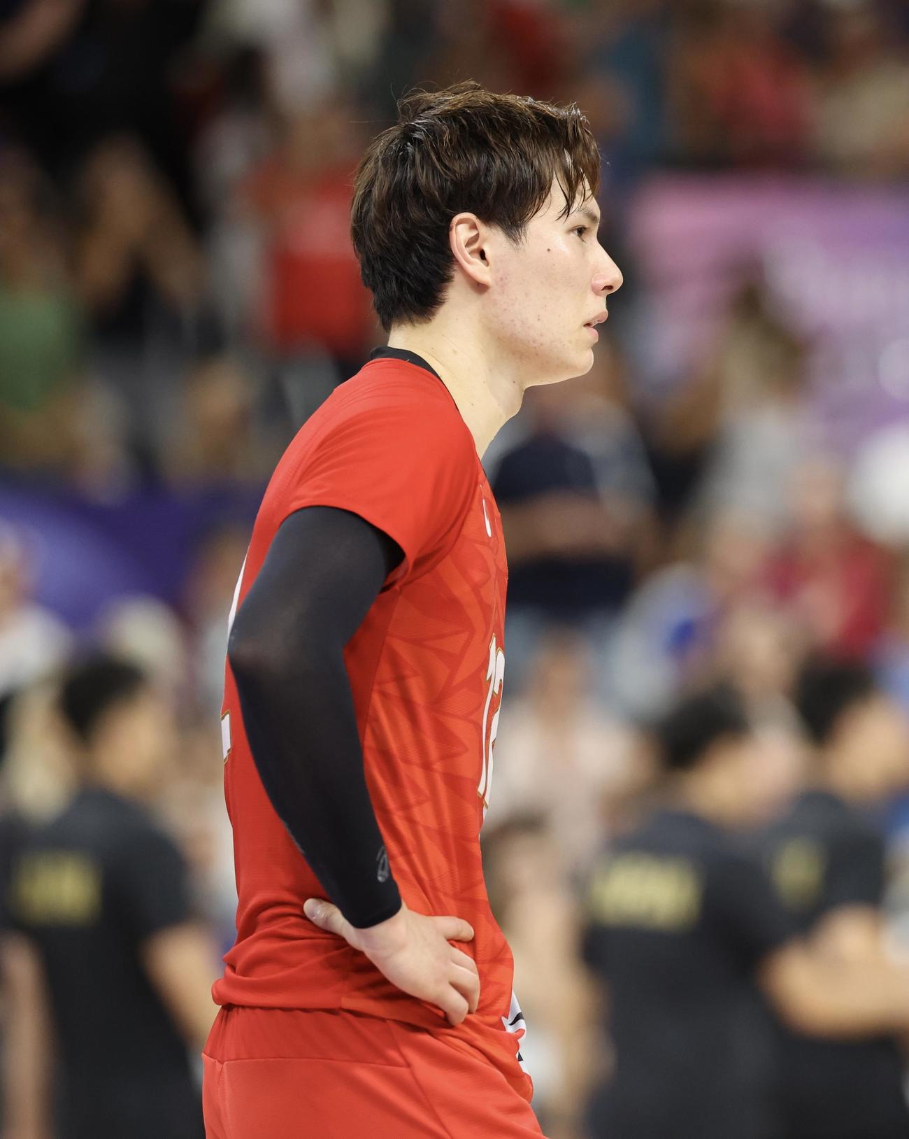 バレーボール男子準々決勝　イタリアにフルセットの末に敗れ、しばらく立ち尽くす高橋藍（撮影・河田真司）