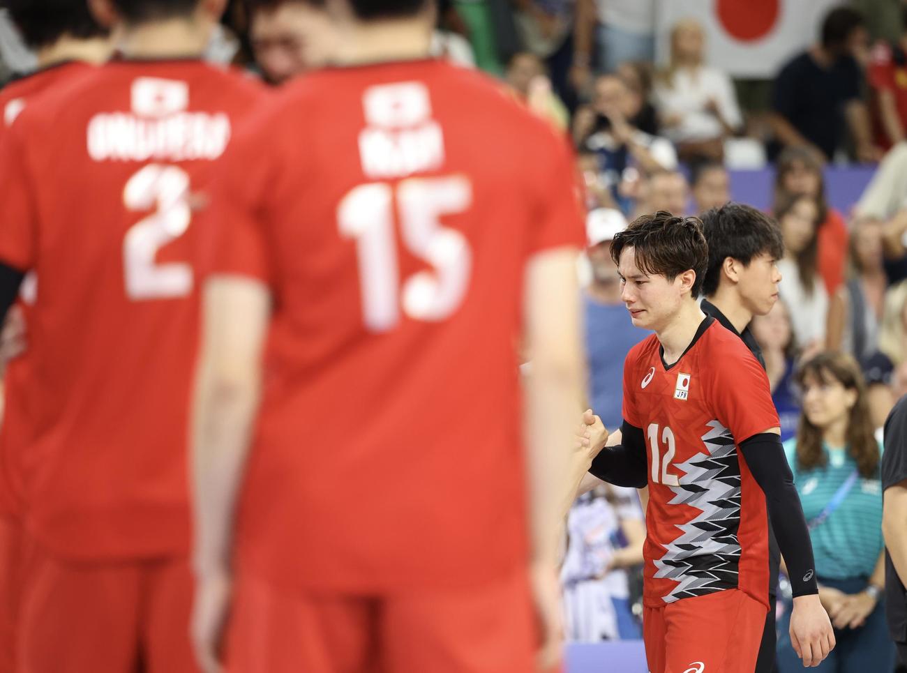 バレーボール男子準々決勝　イタリアに敗れ、肩を落とす高橋藍