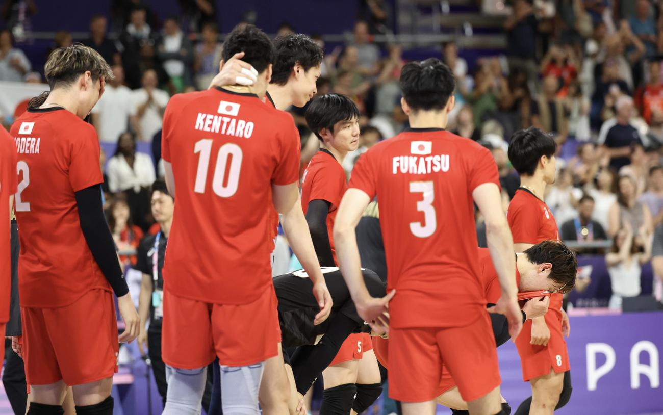 バレーボール男子準々決勝　フルセットの末イタリアに敗れ、肩を落とす日本代表（撮影・河田真司）