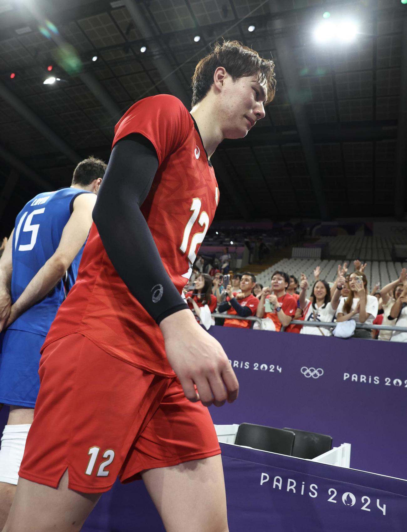 バレーボール男子準々決勝　イタリアにフルセットの末敗れ、悔しい表情で引き揚げる高橋藍