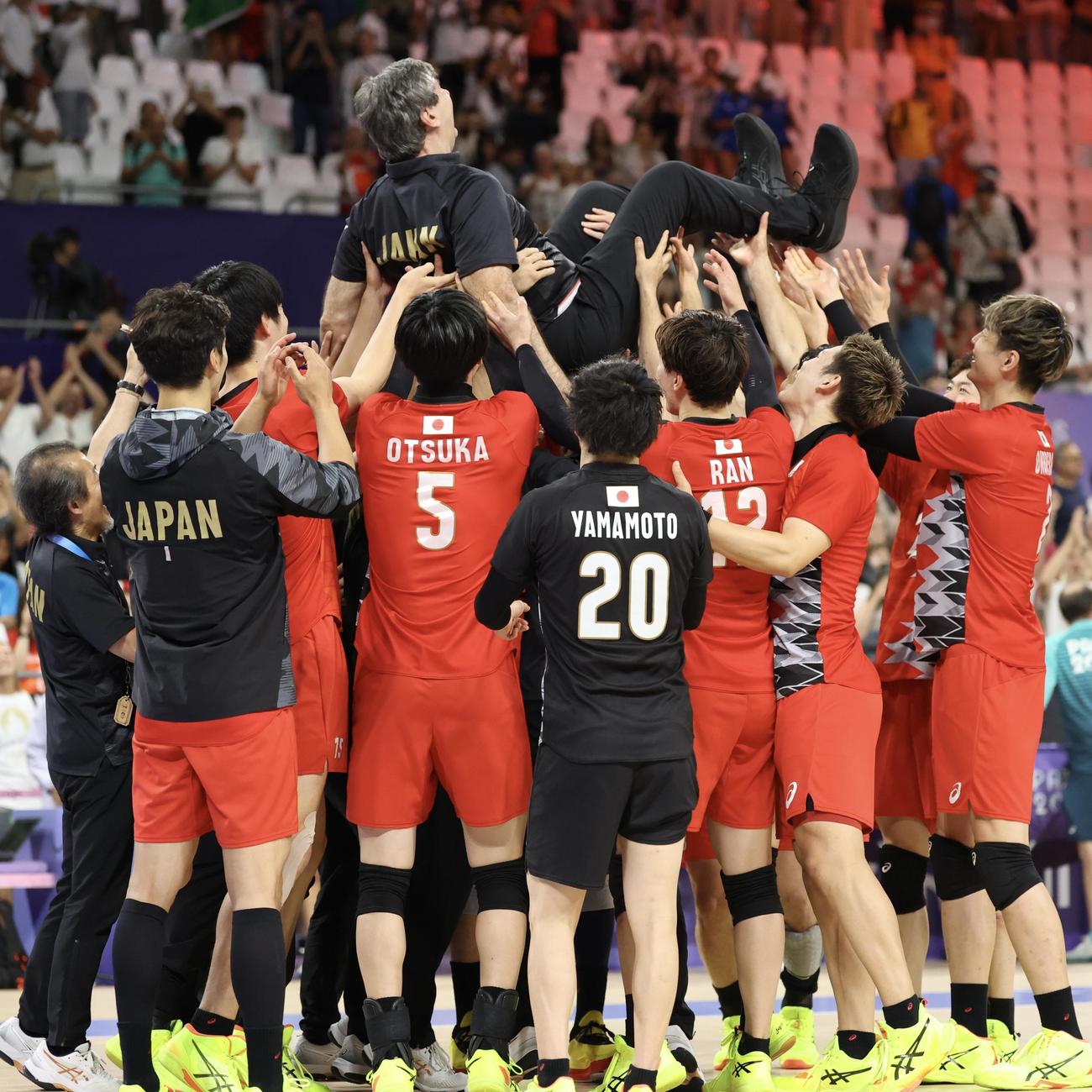 日本対イタリア　試合後、ブラン監督（上）を胴上げするバレーボール男子日本代表（撮影・河田真司）