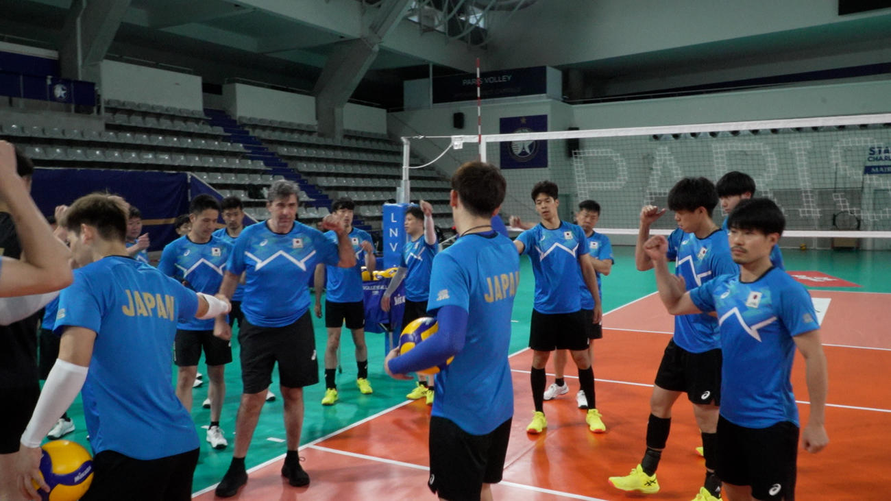 パリ五輪前に練習に臨む男子代表（C）JVA