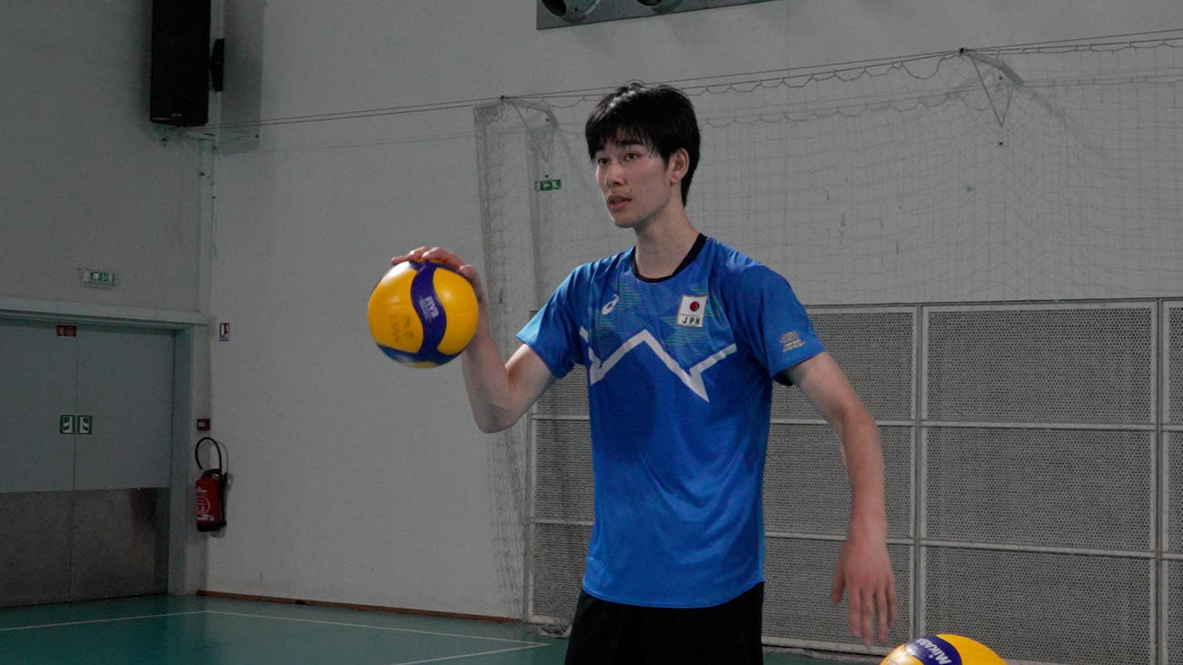 パリ五輪前に練習に臨む甲斐優斗（C）JVA