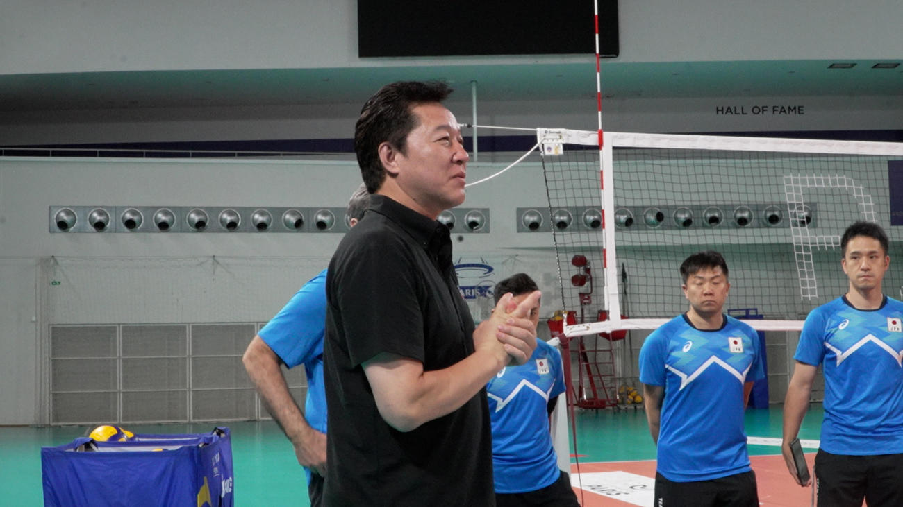 選手たちを激励する川合俊一会長（C）JVA　　　　　　　　　　　　　　　　　　　　　　　　　　　　　　