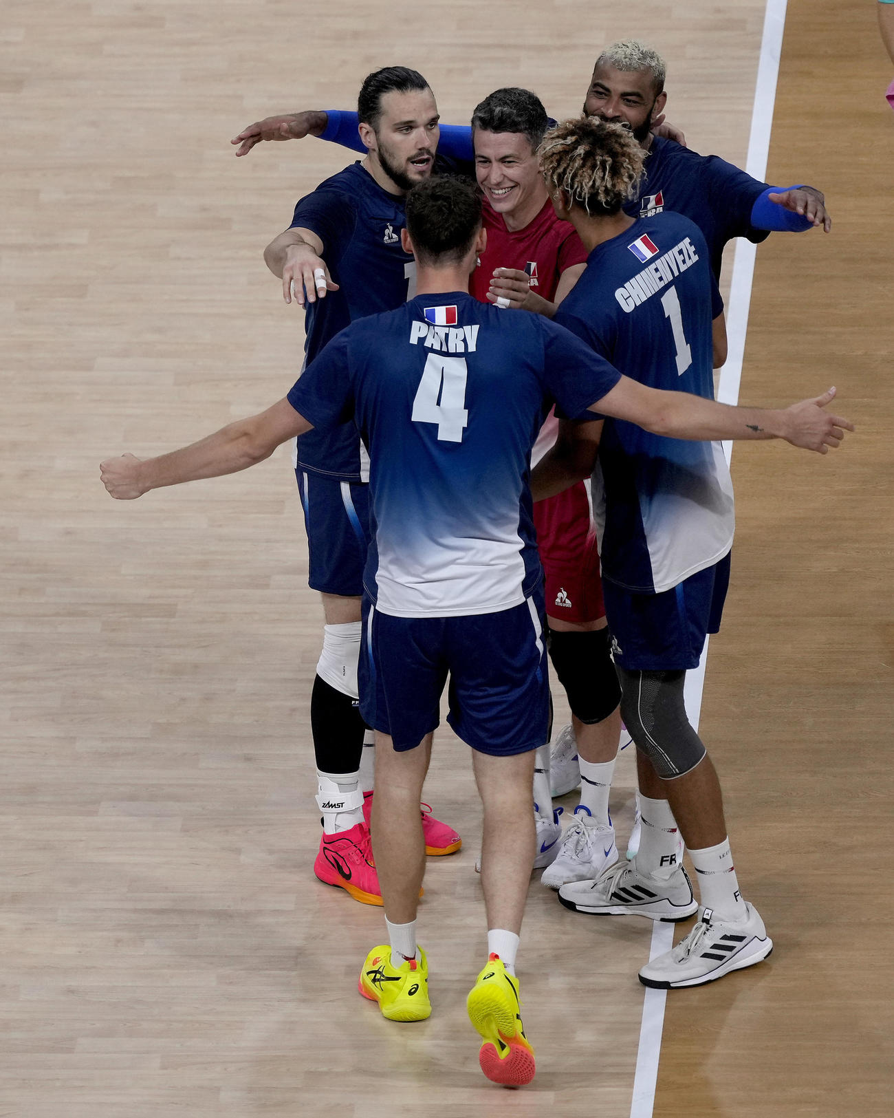 第１セットとり喜ぶフランス選手達（AP）