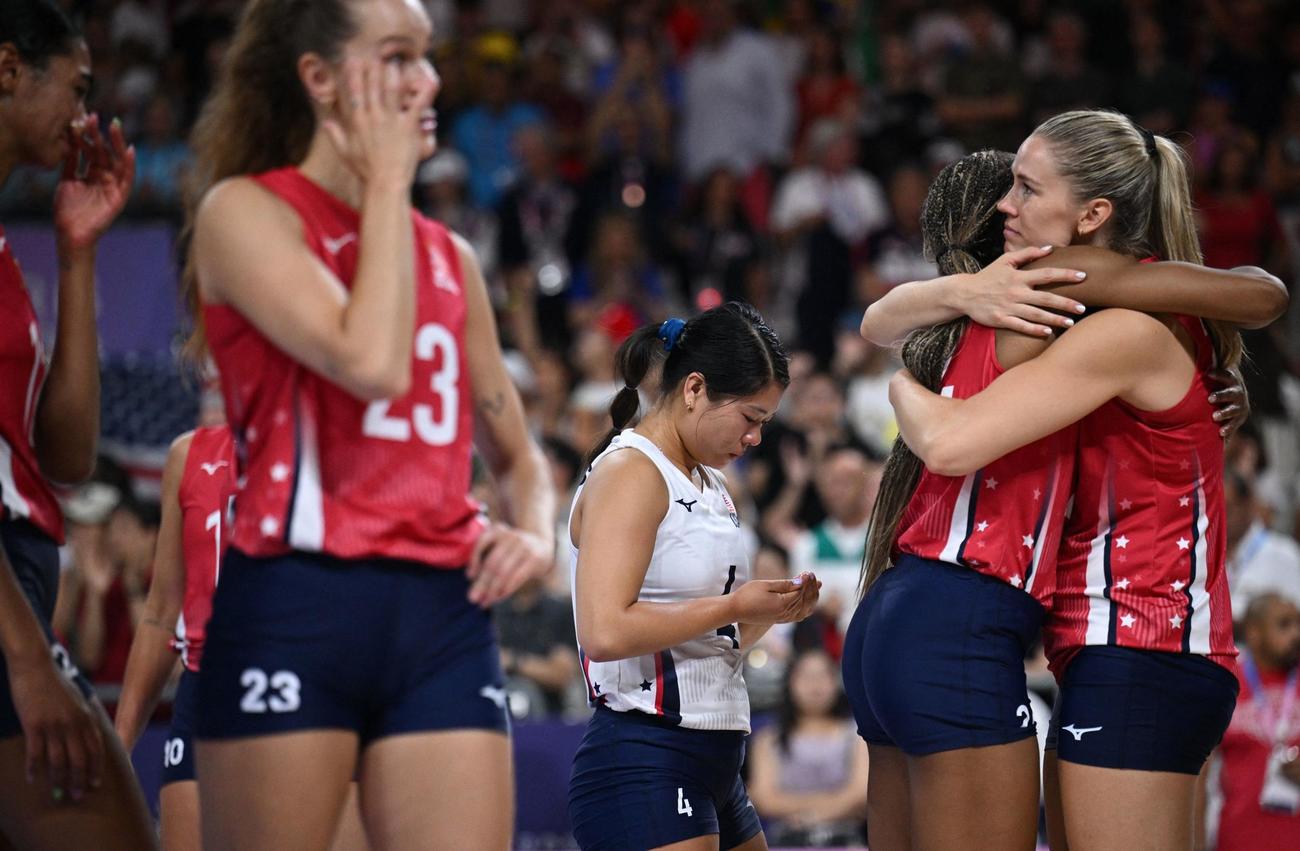 バレーボール女子決勝　イタリアに敗れ、アメリカのジャスティン・ウォン・オランテス、ケルシー・ロビンソン、そしてチームメイトたちが落胆している様子（ロイター）