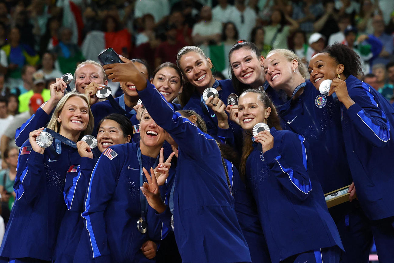 表彰台で自撮りする米国の選手たち（ロイター）